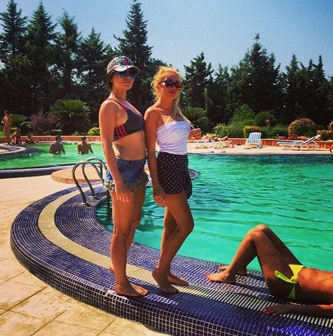 Τα πλουσιόπαιδα της Τεχεράνης προκαλούν στο Ιnstagram: Rolex, τζετ, μπικίνι, πανάκριβα αυτοκίνητα και άλλες εικόνες που ξενίζουν  [εικόνες] | iefimerida.gr 24