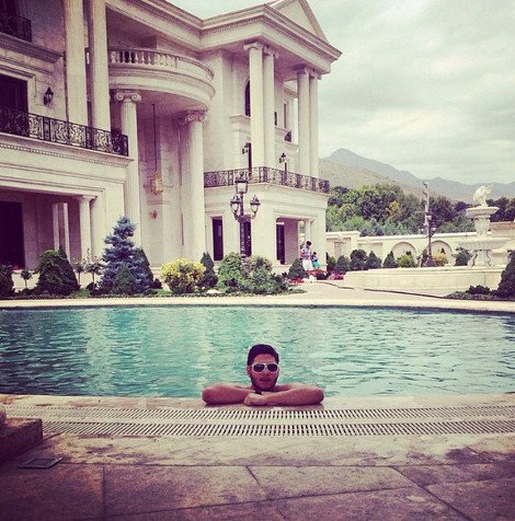 Τα πλουσιόπαιδα της Τεχεράνης προκαλούν στο Ιnstagram: Rolex, τζετ, μπικίνι, πανάκριβα αυτοκίνητα και άλλες εικόνες που ξενίζουν  [εικόνες] | iefimerida.gr 28