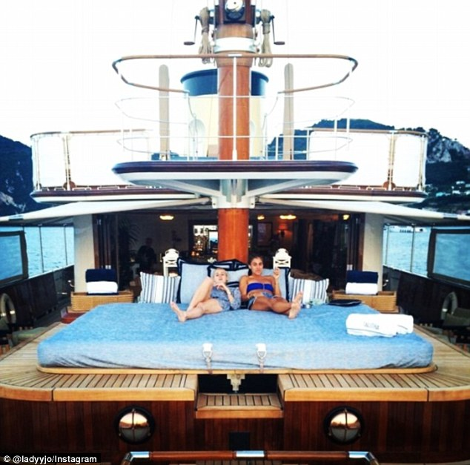 Τα κακομαθημένα πλουσιόπαιδα συνεχίζουν να προκαλούν -Ζυγίζουν τα Rolex τους, πετούν με ελικόπτερα και κάνουν διακοπές στη Μύκονο [εικόνες] | iefimerida.gr 9