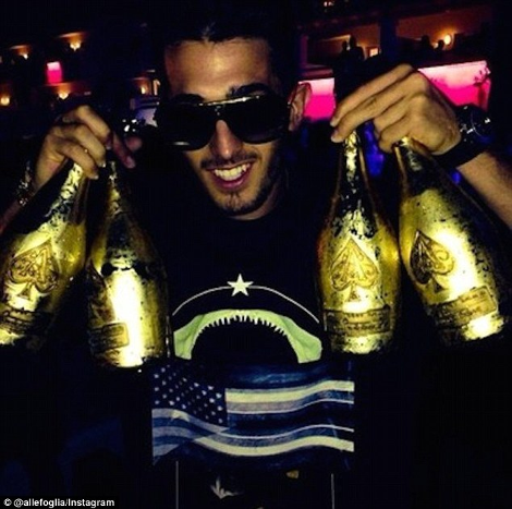 Τα κακομαθημένα πλουσιόπαιδα συνεχίζουν να προκαλούν -Ζυγίζουν τα Rolex τους, πετούν με ελικόπτερα και κάνουν διακοπές στη Μύκονο [εικόνες] | iefimerida.gr 12