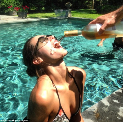 Τα κακομαθημένα πλουσιόπαιδα συνεχίζουν να προκαλούν -Ζυγίζουν τα Rolex τους, πετούν με ελικόπτερα και κάνουν διακοπές στη Μύκονο [εικόνες] | iefimerida.gr 15