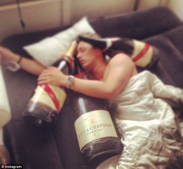 Τα προκλητικά πλουσιόπαιδα του Instagram ξαναχτυπούν – Σεξ, ναρκωτικά και παιχνίδια εξουσίας σε μια ηλικία που «ξενίζει» [εικόνες]  | iefimerida.gr 1