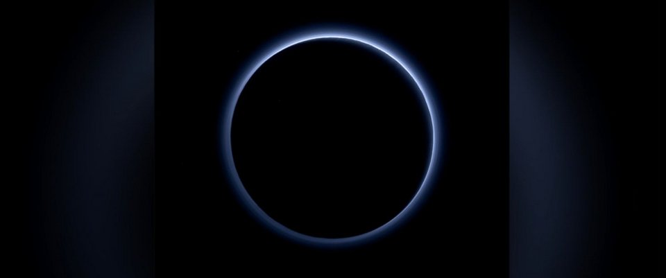 Μεγάλη ανακάλυψη στον Πλούτωνα: Η εντυπωσιακή μπλε ατμόσφαιρα και τα κόκκινα νερά [εικόνες] | iefimerida.gr 0