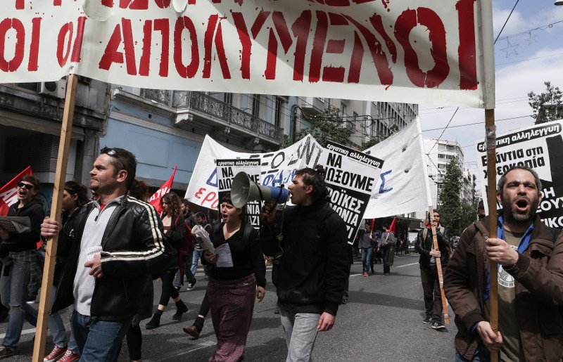 Στους δρόμους οι απολυμένοι δημόσιοι υπάλληλοι: Ζητούν από την κυβέρνηση την επαναπρόσληψή τους [εικόνες] | iefimerida.gr 1