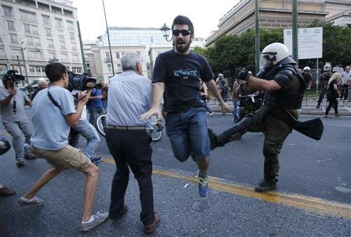 Ολοκληρώθηκε η συγκέντρωση του «Οχι» έξω από τη Βουλή  [εικόνες]  | iefimerida.gr 10