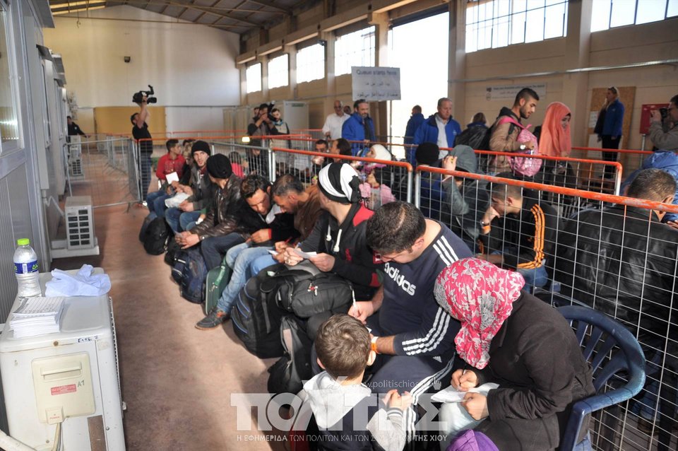 Φόρεσαν βραχιολάκι με αριθμό στους πρόσφυγες του hot spot Χίου [εικόνες & βίντεο] | iefimerida.gr 3