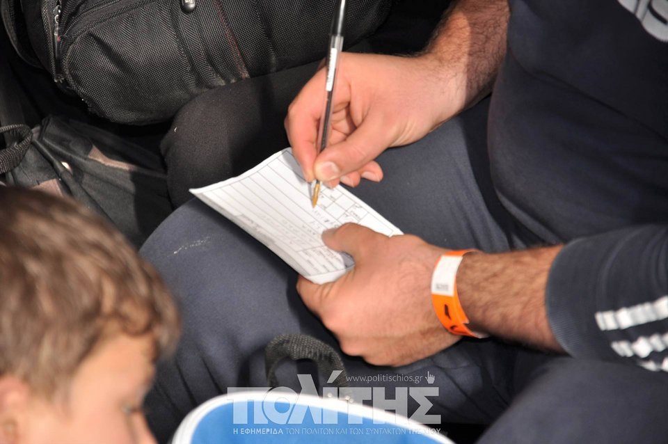 Φόρεσαν βραχιολάκι με αριθμό στους πρόσφυγες του hot spot Χίου [εικόνες & βίντεο] | iefimerida.gr 10