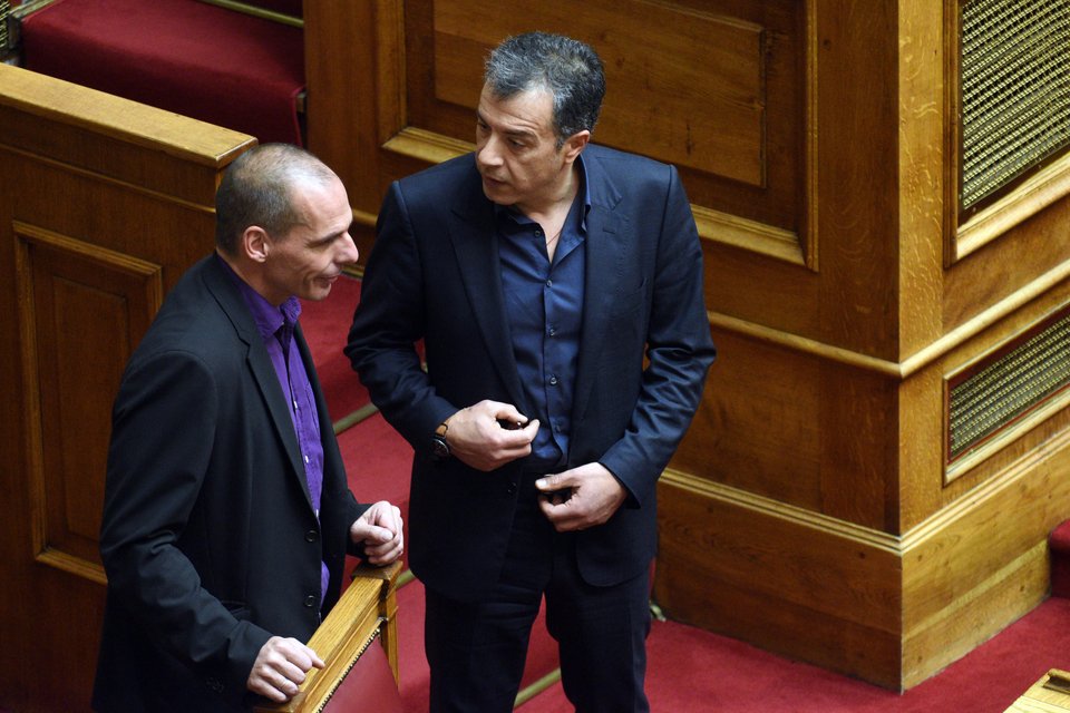 Η τεταμένη συζήτηση του Θεοδωράκη με τον Βαρουφάκη στη Βουλή, τα γέλια με τον Βενιζέλο | iefimerida.gr 0
