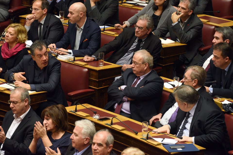 Η τεταμένη συζήτηση του Θεοδωράκη με τον Βαρουφάκη στη Βουλή, τα γέλια με τον Βενιζέλο | iefimerida.gr 3