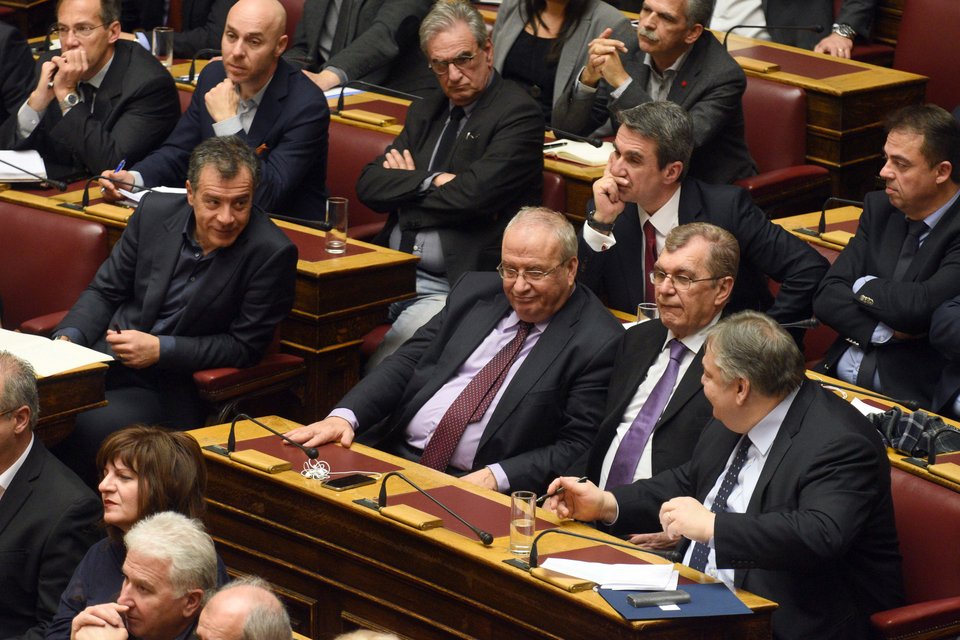Η τεταμένη συζήτηση του Θεοδωράκη με τον Βαρουφάκη στη Βουλή, τα γέλια με τον Βενιζέλο | iefimerida.gr 2