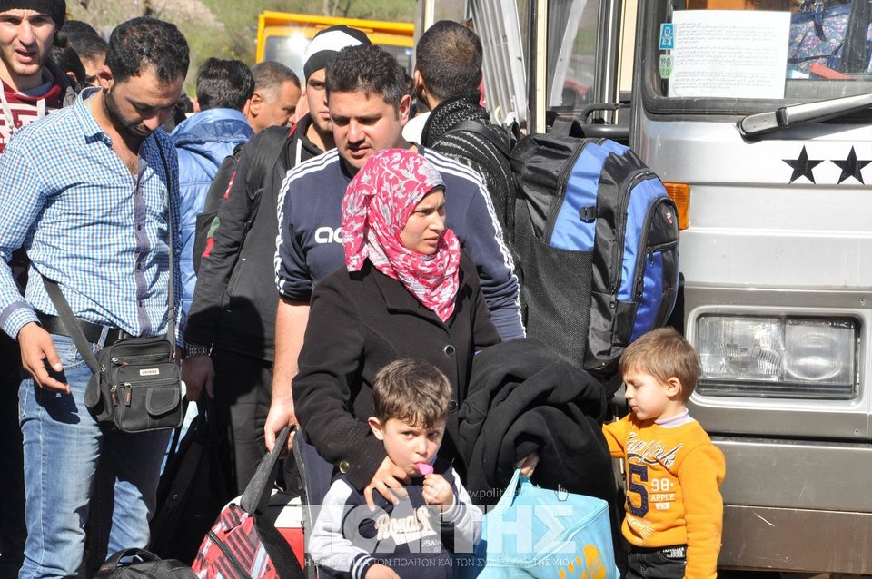 Φόρεσαν βραχιολάκι με αριθμό στους πρόσφυγες του hot spot Χίου [εικόνες & βίντεο] | iefimerida.gr 1