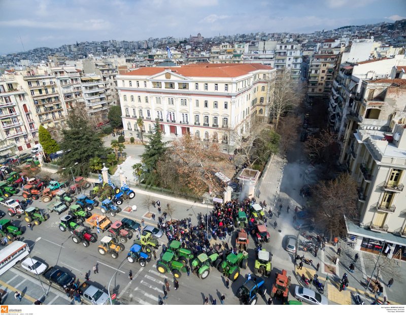 Οι αγρότες περικύκλωσαν το υπουργείο Μακεδονίας-Θράκης -Δεκάδες τρακτέρ μπήκαν στην πόλη [εικόνες] | iefimerida.gr 2