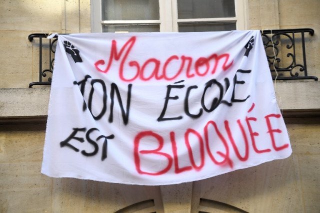 Απίστευτο για Γαλλία: «Αποκλείουμε το εργοστάσιο της ελίτ», έγραψαν φοιτητές απεργοί [εικόνες] | iefimerida.gr 0