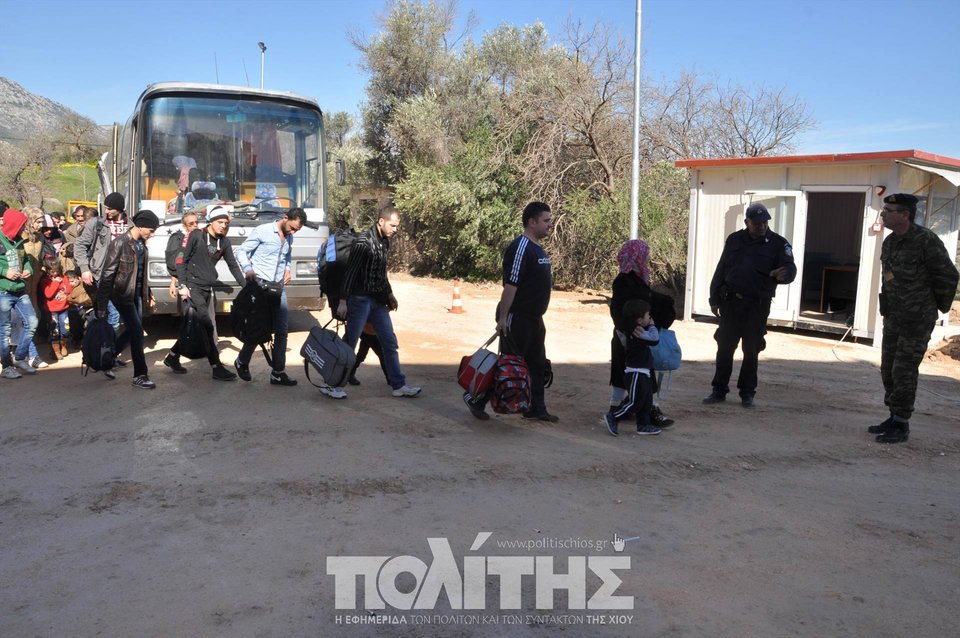 Φόρεσαν βραχιολάκι με αριθμό στους πρόσφυγες του hot spot Χίου [εικόνες & βίντεο] | iefimerida.gr 4
