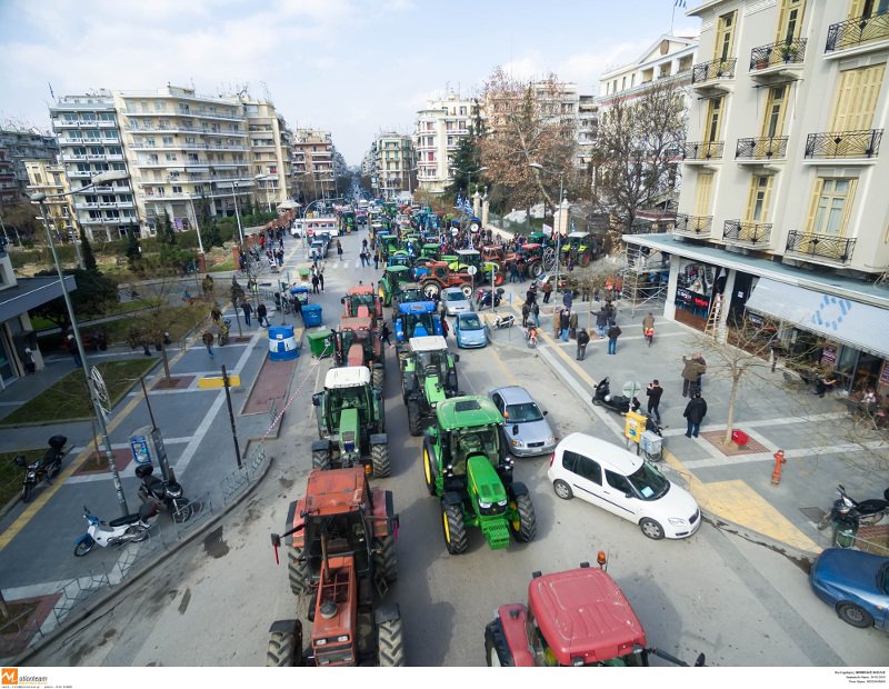 Οι αγρότες περικύκλωσαν το υπουργείο Μακεδονίας-Θράκης -Δεκάδες τρακτέρ μπήκαν στην πόλη [εικόνες] | iefimerida.gr 1