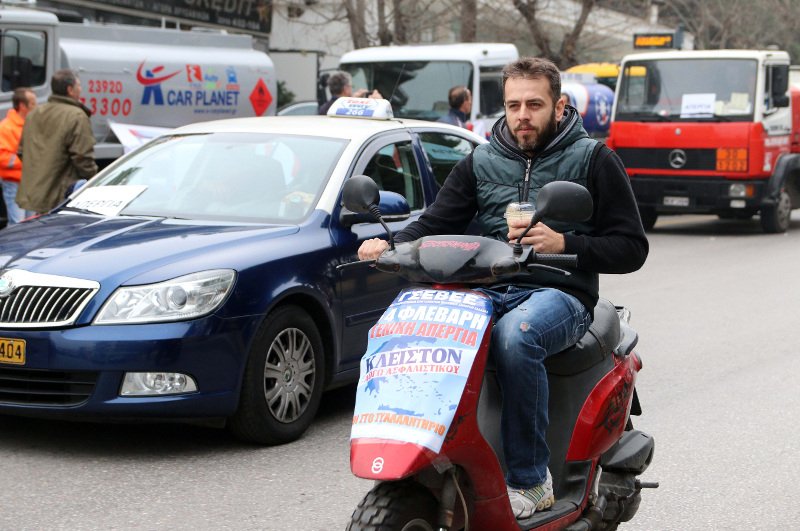 Θεσσαλονίκη: Στους δρόμους φορτηγά, βυτιοφόρα και ταξί [εικόνες & βίντεο] | iefimerida.gr 3