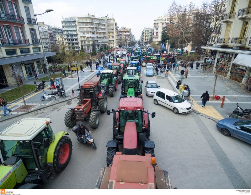 Οι αγρότες περικύκλωσαν το υπουργείο Μακεδονίας-Θράκης -Δεκάδες τρακτέρ μπήκαν στην πόλη [εικόνες] | iefimerida.gr 0
