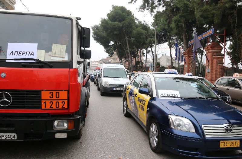 Θεσσαλονίκη: Στους δρόμους φορτηγά, βυτιοφόρα και ταξί [εικόνες & βίντεο] | iefimerida.gr 4