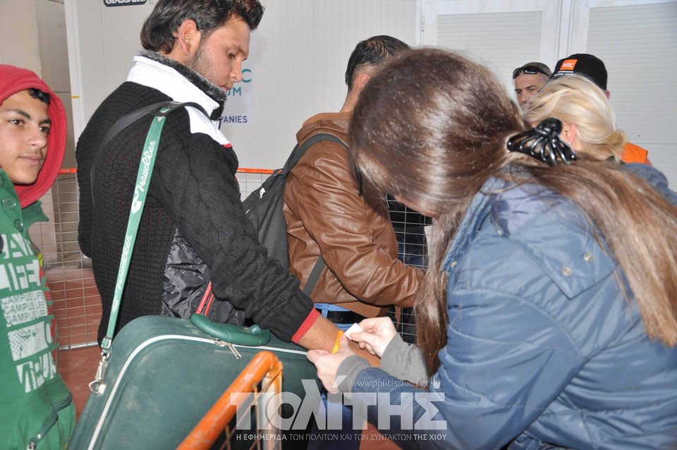 Φόρεσαν βραχιολάκι με αριθμό στους πρόσφυγες του hot spot Χίου [εικόνες & βίντεο] | iefimerida.gr 2