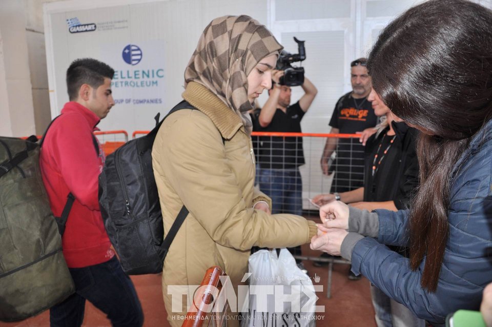 Φόρεσαν βραχιολάκι με αριθμό στους πρόσφυγες του hot spot Χίου [εικόνες & βίντεο] | iefimerida.gr 8