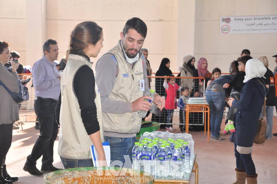 Φόρεσαν βραχιολάκι με αριθμό στους πρόσφυγες του hot spot Χίου [εικόνες & βίντεο] | iefimerida.gr 9