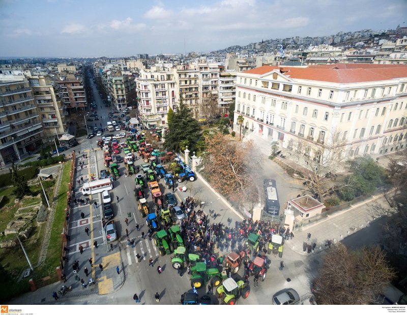 Οι αγρότες περικύκλωσαν το υπουργείο Μακεδονίας-Θράκης -Δεκάδες τρακτέρ μπήκαν στην πόλη [εικόνες] | iefimerida.gr 3