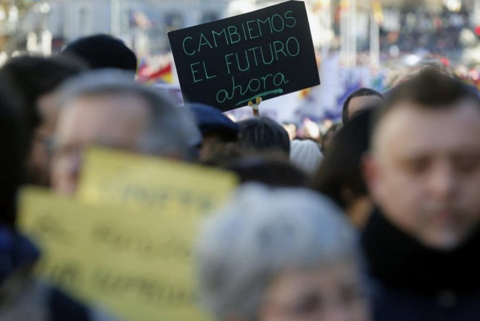 Τικ-τακ, ήρθε η ώρα της αλλαγής: Ο Ιγκλέσιας μίλησε σε χιλιάδες Ισπανούς στα ελληνικά [εικόνες & βίντεο] | iefimerida.gr 14