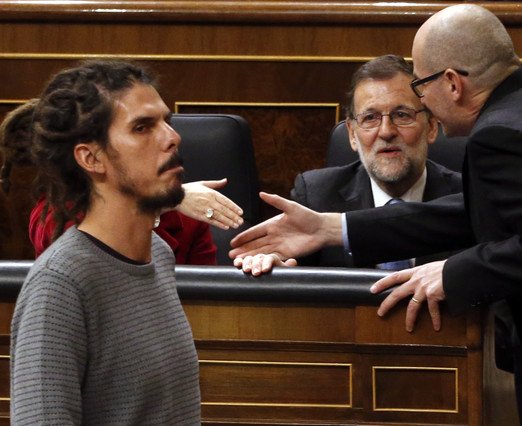 Ο Ραχόι μένει άφωνος βλέποντας βουλευτή των Podemos με ράστα μαλλιά στη Βουλή [εικόνες] | iefimerida.gr 0