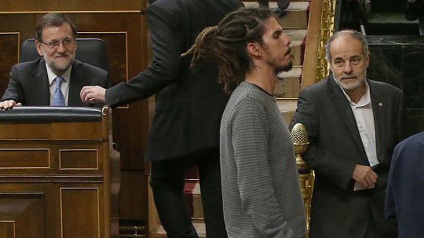 Ο Ραχόι μένει άφωνος βλέποντας βουλευτή των Podemos με ράστα μαλλιά στη Βουλή [εικόνες] | iefimerida.gr 1