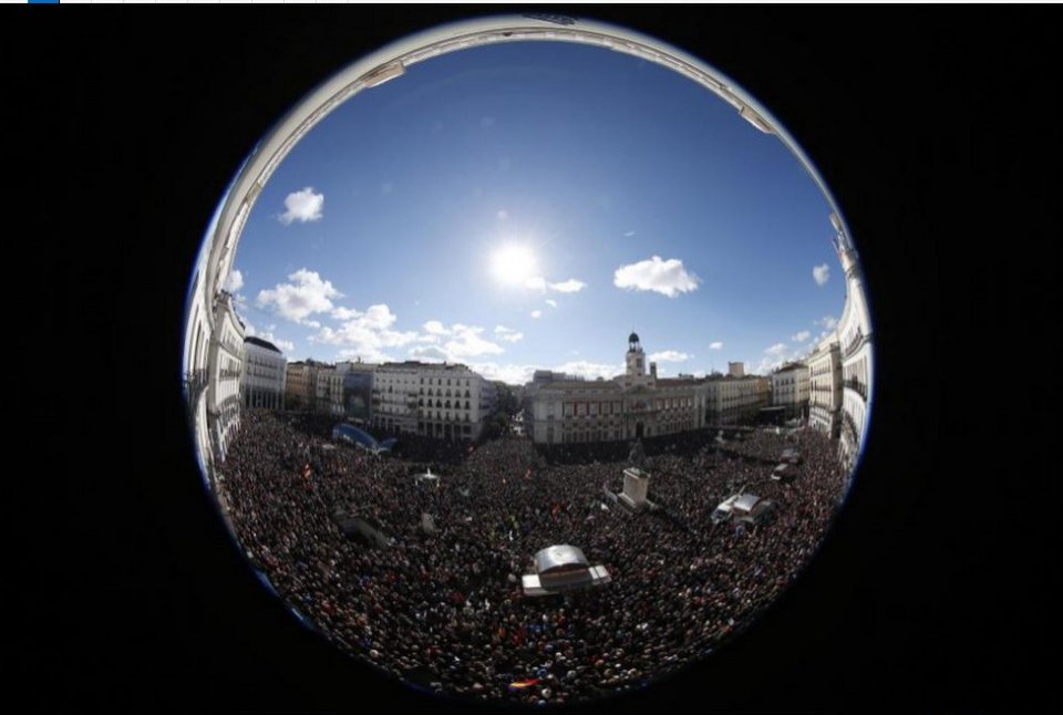 Τικ-τακ, ήρθε η ώρα της αλλαγής: Ο Ιγκλέσιας μίλησε σε χιλιάδες Ισπανούς στα ελληνικά [εικόνες & βίντεο] | iefimerida.gr 3