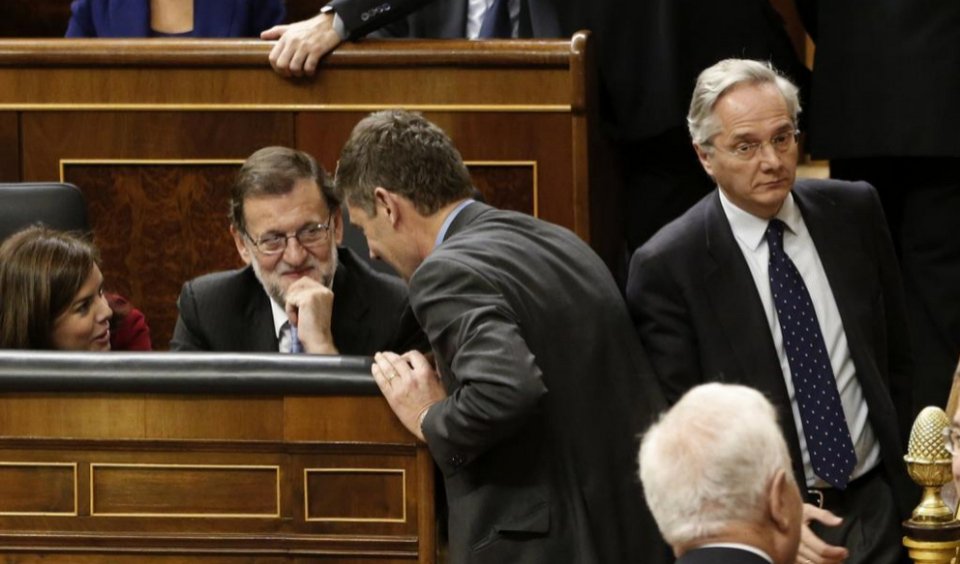 Ο Ραχόι μένει άφωνος βλέποντας βουλευτή των Podemos με ράστα μαλλιά στη Βουλή [εικόνες] | iefimerida.gr 2