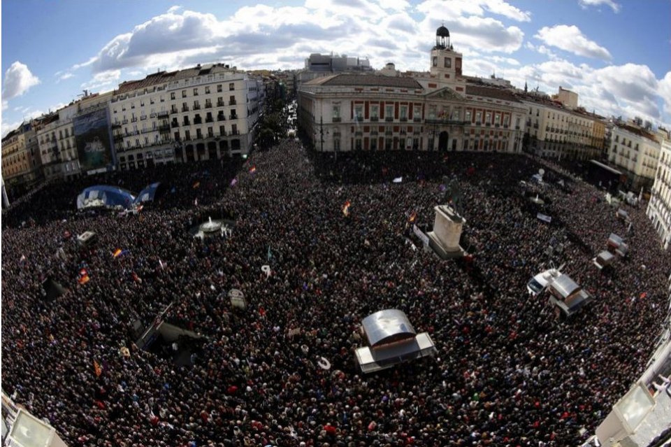 Τικ-τακ, ήρθε η ώρα της αλλαγής: Ο Ιγκλέσιας μίλησε σε χιλιάδες Ισπανούς στα ελληνικά [εικόνες & βίντεο] | iefimerida.gr 4