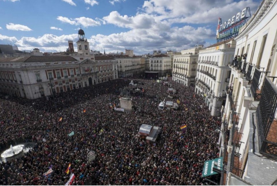 Τικ-τακ, ήρθε η ώρα της αλλαγής: Ο Ιγκλέσιας μίλησε σε χιλιάδες Ισπανούς στα ελληνικά [εικόνες & βίντεο] | iefimerida.gr 5