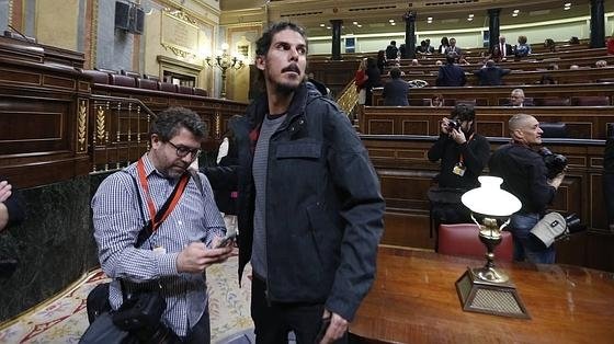Ο Ραχόι μένει άφωνος βλέποντας βουλευτή των Podemos με ράστα μαλλιά στη Βουλή [εικόνες] | iefimerida.gr 4