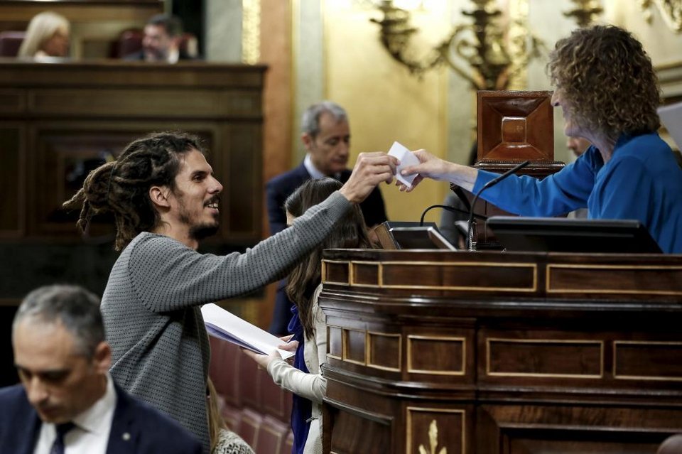 Ο Ραχόι μένει άφωνος βλέποντας βουλευτή των Podemos με ράστα μαλλιά στη Βουλή [εικόνες] | iefimerida.gr 5