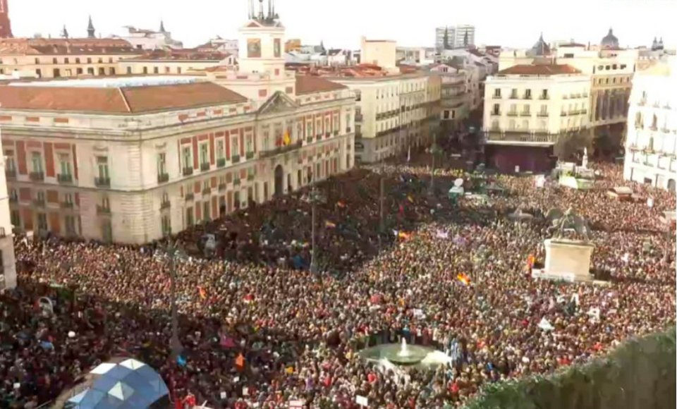 Τικ-τακ, ήρθε η ώρα της αλλαγής: Ο Ιγκλέσιας μίλησε σε χιλιάδες Ισπανούς στα ελληνικά [εικόνες & βίντεο] | iefimerida.gr 8