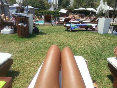 Οι φωτογραφίες που κάνουν το γύρου του Διαδικτύου και μπερδεύουν τους πάντες: Είναι ηλιοκαμμένα πόδια ή λουκάνικα [εικόνες] | iefimerida.gr 2