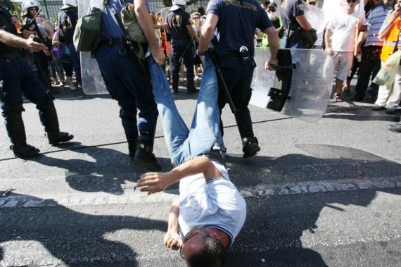 Σάλος με την εικόνα του διαδηλωτή που τον σέρνουν τα ΜΑΤ από τα πόδια και κάνει τον γύρο του διαδικτύου [εικόνα] | iefimerida.gr 0