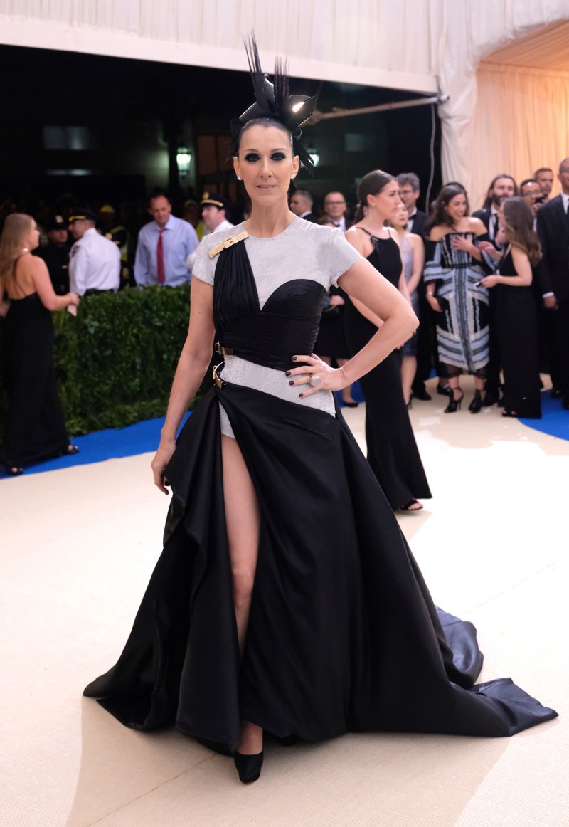 Εύθυμη χήρα η Σελίν Ντιόν -Με τουαλέτα με σκίσιμο ως το εσώρουχο [εικόνες] | iefimerida.gr 15