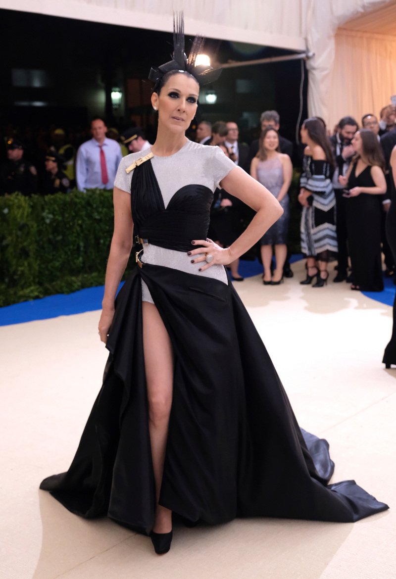 Εύθυμη χήρα η Σελίν Ντιόν -Με τουαλέτα με σκίσιμο ως το εσώρουχο [εικόνες] | iefimerida.gr 13