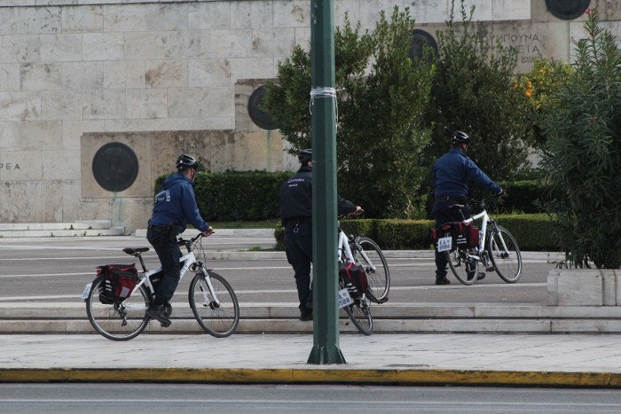 Ακόμη και με ποδήλατα περιπολούν οι αστυνομικοί για τον Ομπάμα -Απίστευτες εικόνες στο Σύνταγμα [εικόνες] | iefimerida.gr 1
