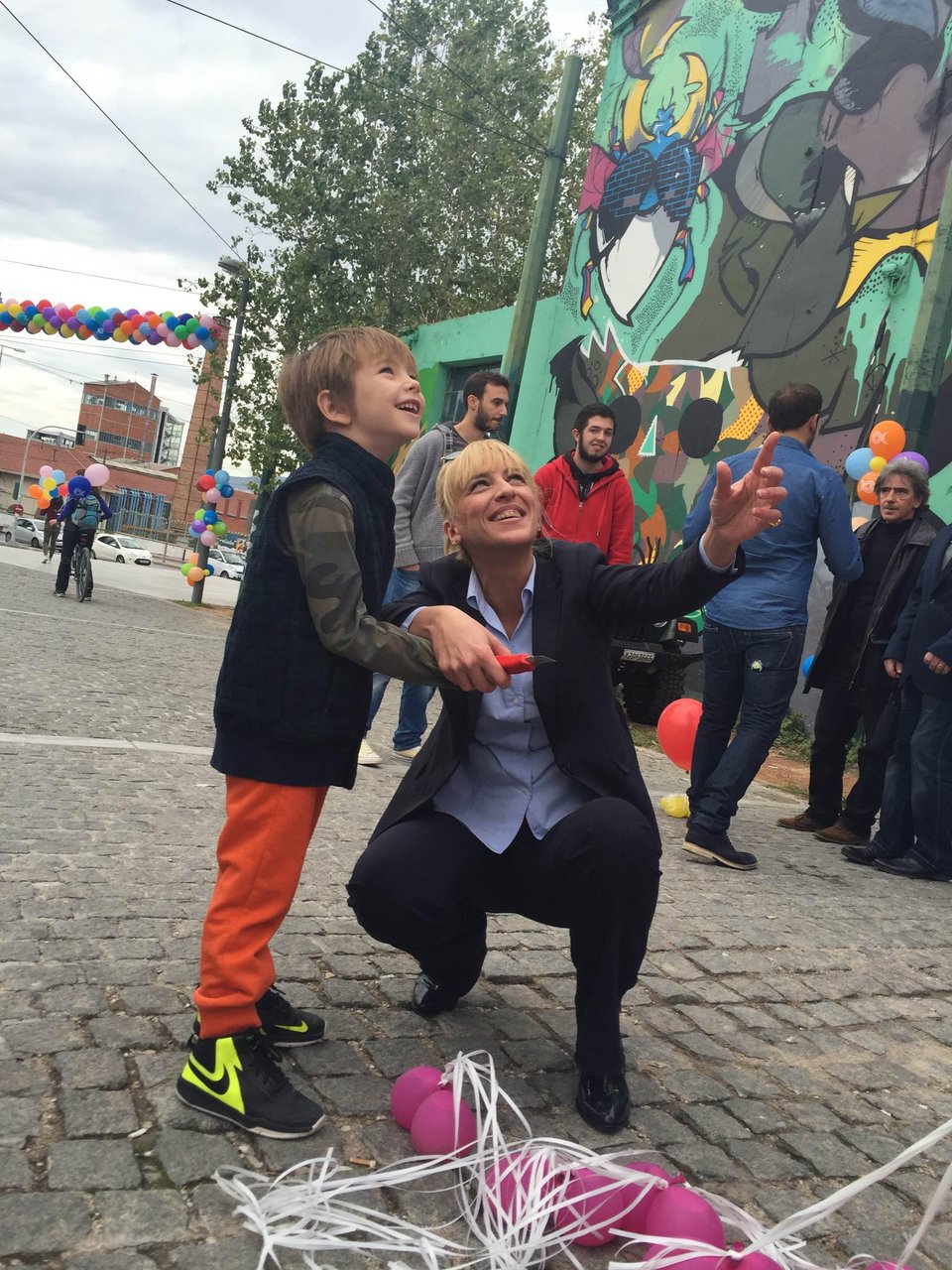 Η κυριακάτικη βόλτα της Δούρου στο νέο ποδηλατόδρομο της Αθήνας [εικόνες] | iefimerida.gr 0