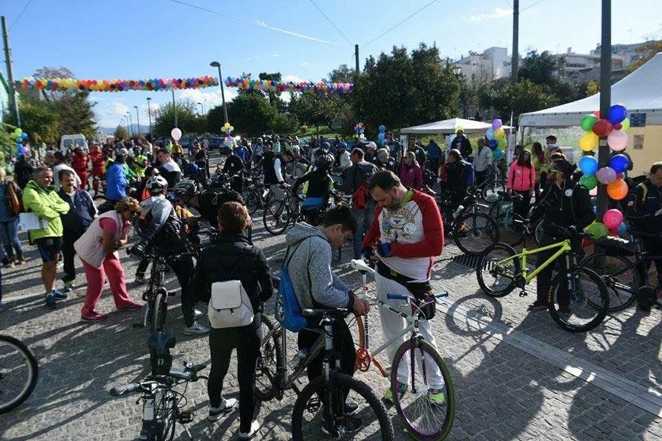 Η κυριακάτικη βόλτα της Δούρου στο νέο ποδηλατόδρομο της Αθήνας [εικόνες] | iefimerida.gr 1