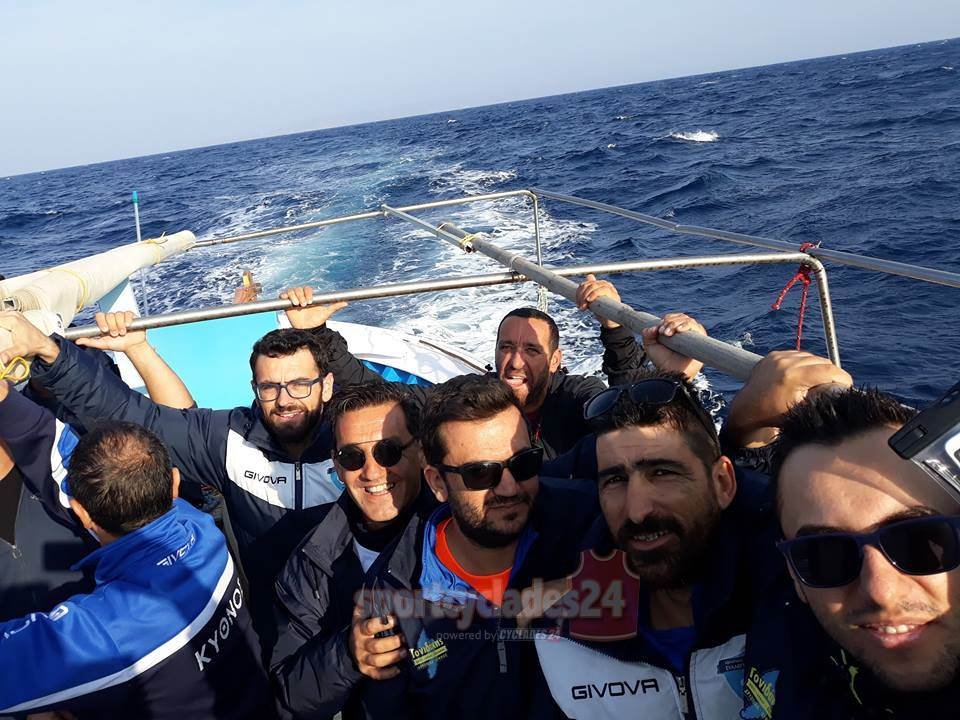 Βέβαια για να φτάσουν στο γήπεδο και να αγωνιστούν με την ομάδα «Μαρπησσαϊκό» Πάρου δεν τους χρειάστηκαν μόνο οι βάρκες, καθώς μόλις έφτασαν στο βόρειο τμήμα της Σερίφου, στην συνέχεια πήραν αμάξια για να φτάσουν στο γήπεδο.