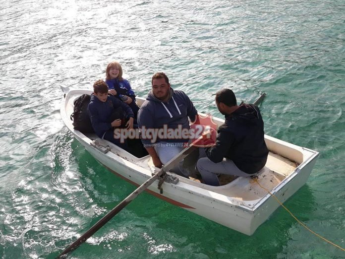 Μέχρι και βάρκες επιστρατεύθηκαν ποδοσφαιριστές της Κύθνου προκειμένου να πάνε στο γήπεδο ποδοσφαίρου στην... Σέριφο.