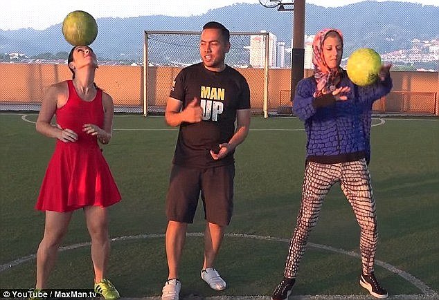 Παίζει μπάλα με ψηλοτάκουνα και τρελαίνει το Διαδίκτυο [εικόνες & βίντεο] | iefimerida.gr 0