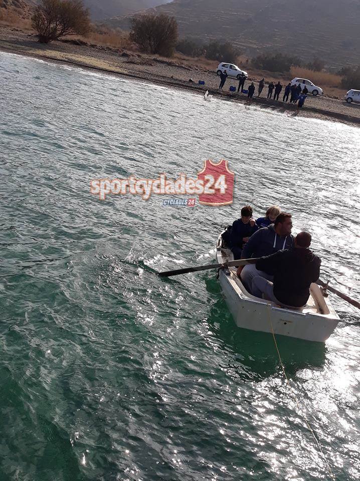 Συγκεκριμένα, ο ποδοσφαιρικός Σύλλογος Κύθνου ταξίδεψε με καΐκια για τον προγραμματισμένο αγώνα στην Σέριφο, διότι δεν τον βόλευαν τα δρομολόγια του πλοίου.