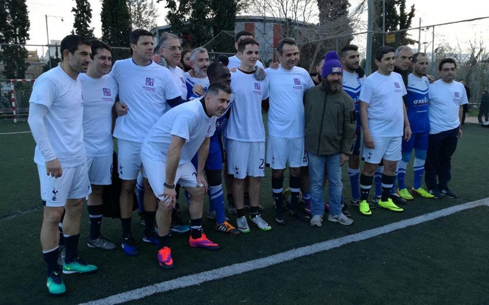 Ο Μητσοτάκης έπαιξε ποδόσφαιρο με τον γιο του κόντρα στην Εθνική Αστέγων [εικόνες] | iefimerida.gr 5