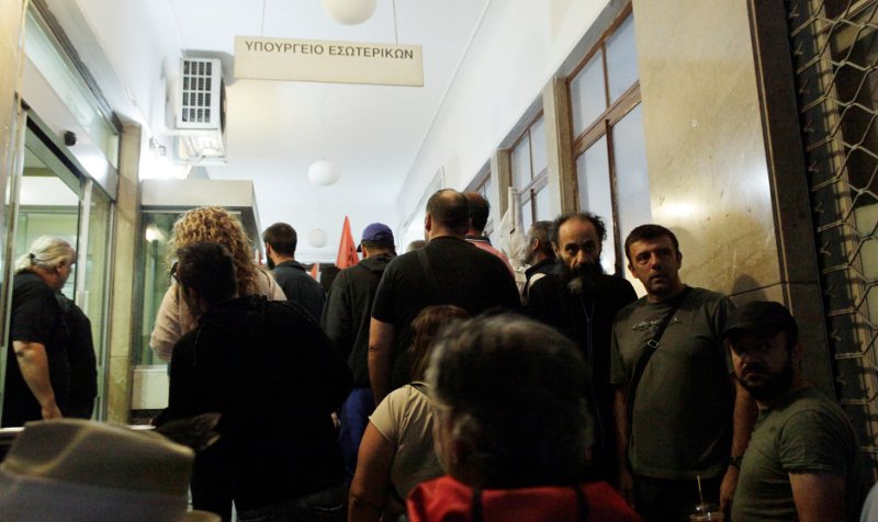 Κατάληψη στο γραφείο του Πάνου Σκουρλέτη από συνδικαλιστές της ΠΟΕ-ΟΤΑ | iefimerida.gr 2