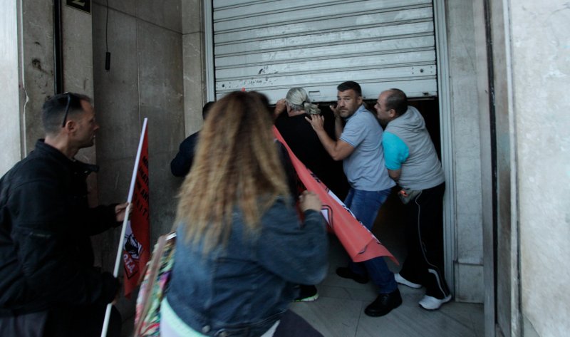 Κατάληψη στο γραφείο του Πάνου Σκουρλέτη από συνδικαλιστές της ΠΟΕ-ΟΤΑ | iefimerida.gr 1